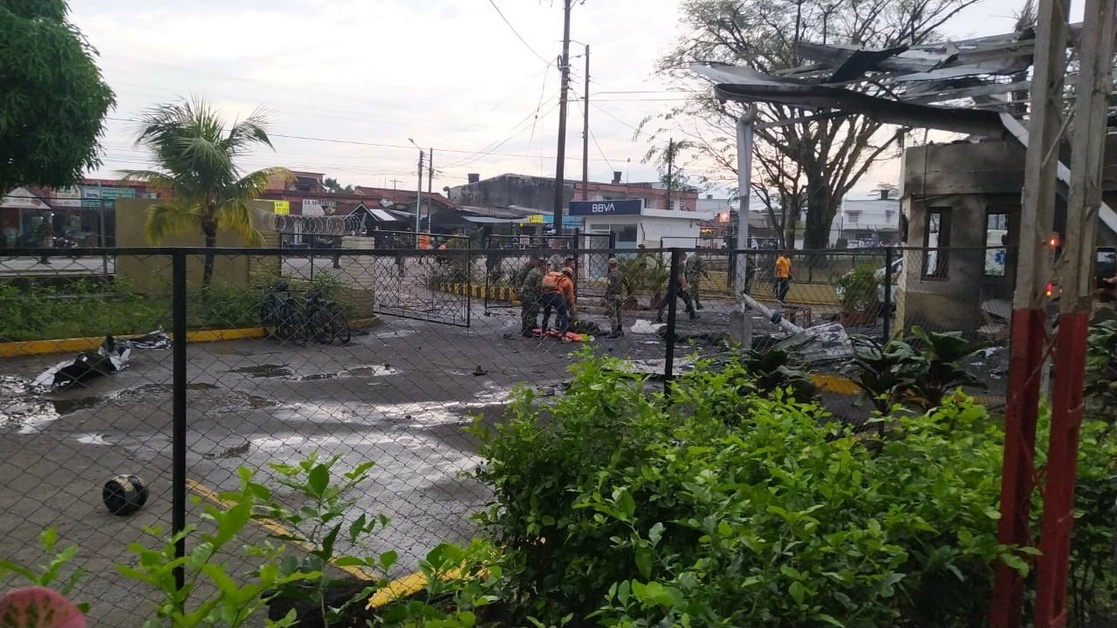 Una persona murió y dos más resultaron heridas tras un ataque con explosivos perpetrado contra una base militar en el departamento del Meta, Colombia. Foto tomada de la cuenta de Twitter @JuanGZuluaga