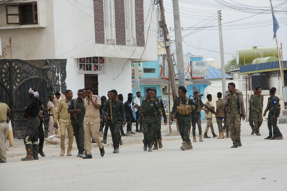 Fuerzas de seguridad se enfrentaron a extremistas islámicos que atacaron un hotel en Mogadiscio, capital de Somalia. Foto Ap
