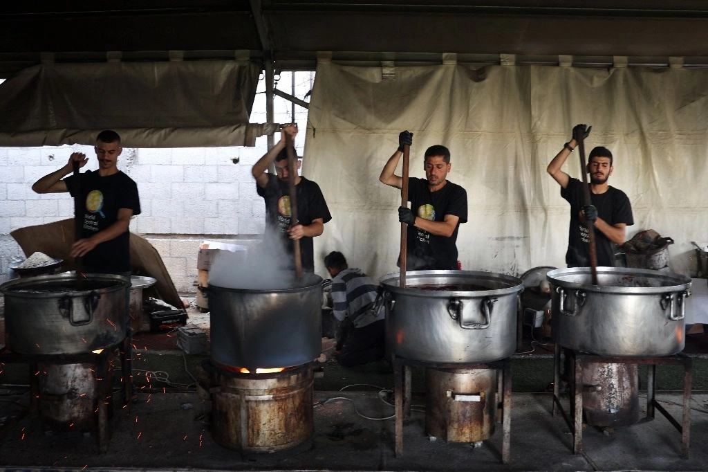 World Central Kitchen vuelve a operar en el enclave después de un mes del asesinato de ocho de sus voluntarios al sur de la franja. Foto Afp 