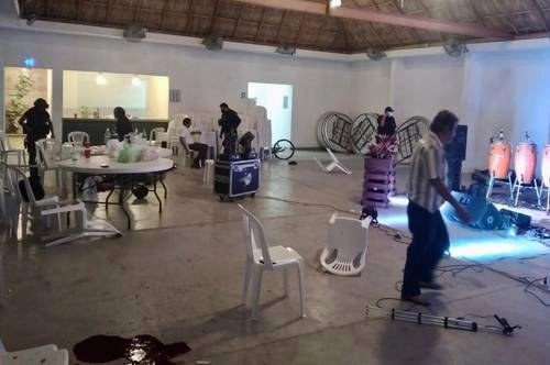 Aspecto del salón de fiestas Yemanya, ubicado en el municipio de Tierra Blanca, Veracruz, luego de la incursión de un comando con saldo de 7 personas muertas, entre ellas Francisco Navarrete Serna, dueño del periódico ‘El Sol de Tierra Blanca’. Foto cortesía AVC noticias
