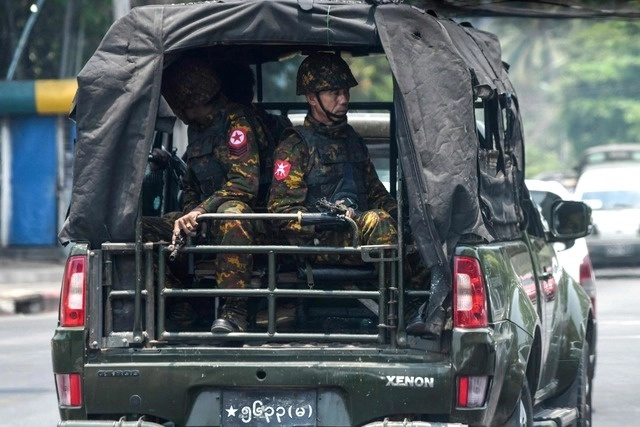 Miembros de la patrulla del ejército de Myanmar. Foto Afp