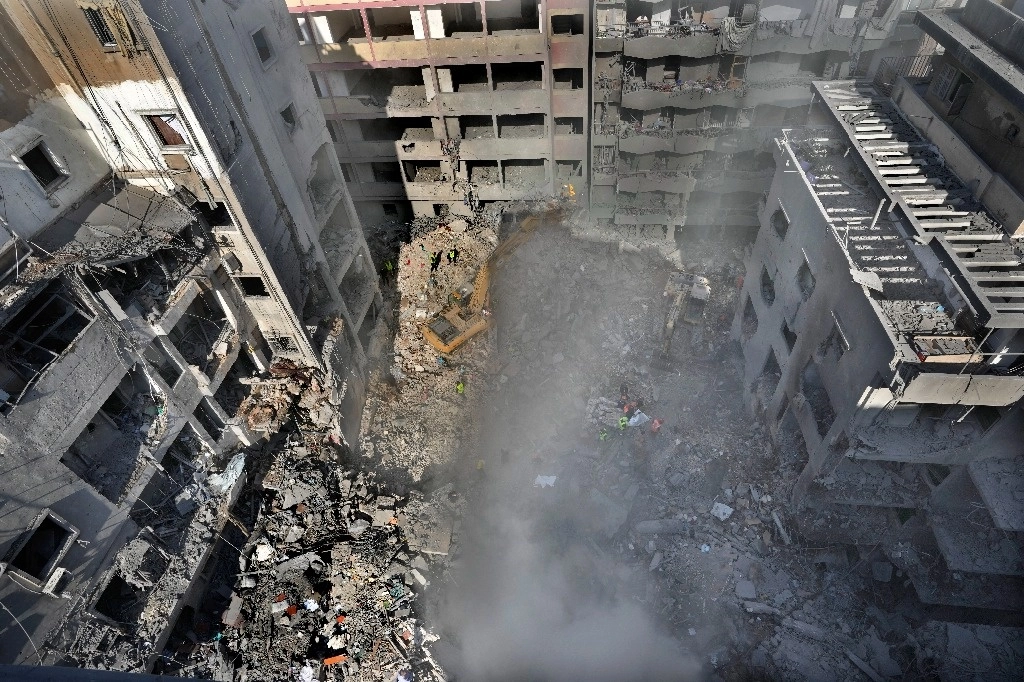 Los trabajadores de rescate buscan víctimas en el lugar de un ataque aéreo israelí que afectó al centro de Beirut, Líbano, el sábado 23 de noviembre de 2024. Foto Ap