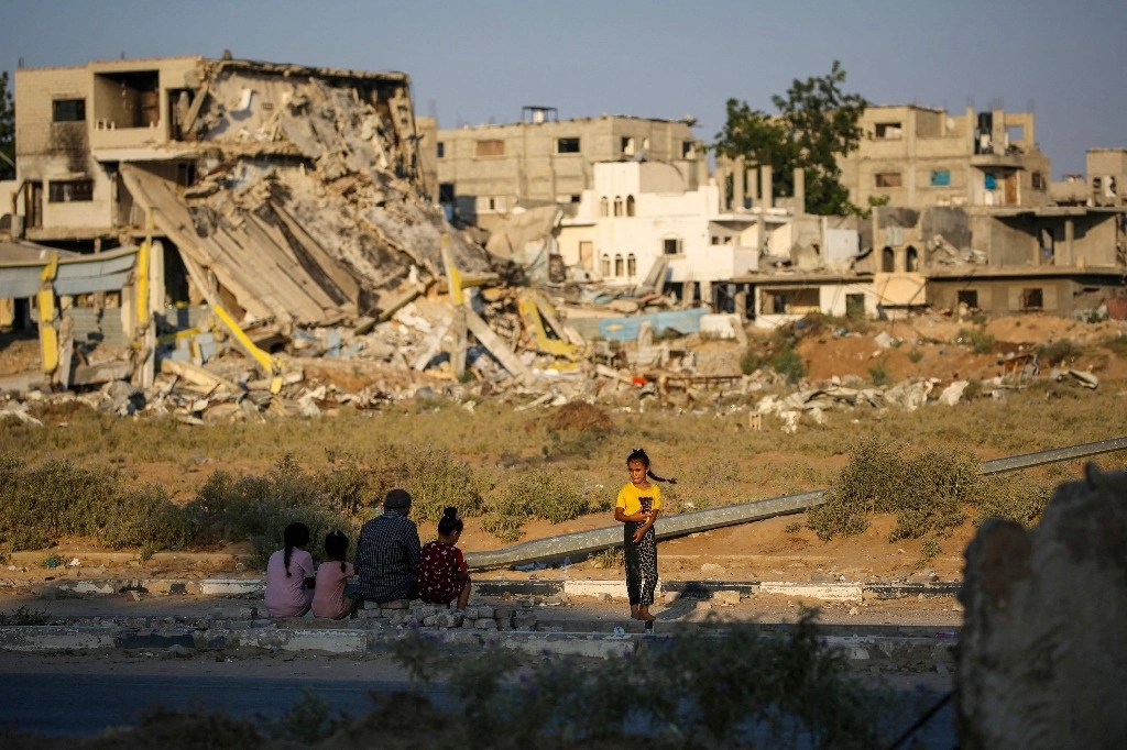 Edificios destruidos tras un bombardeo israelí en el campo de refugiados palestinos de al-Maghazi, en el centro de la Franja de Gaza, el 2 de agosto de 2024. Foto Afp