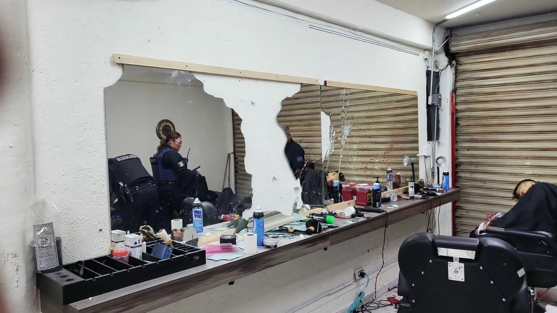 Dentro del local quedaron los cuerpos de cuatro jóvenes de aproximadamente 20 a 25 años de edad, con identidad desconocida. Foto La Jornada
