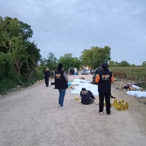 El personal fiscal, en coordinación con agentes de la Subdirección General de Análisis de Información Antinarcótica de la Policía Nacional Civil, inspeccionaron el vehículo atacado. Foto Europa Press