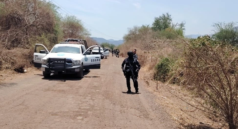Al arribar elementos de la policía municipal y de la Guardia Civil del estado, encontraron a los tres baleados no identificados dentro de un Chevrolet Corsa de color azul, con placas PPL-812-C.