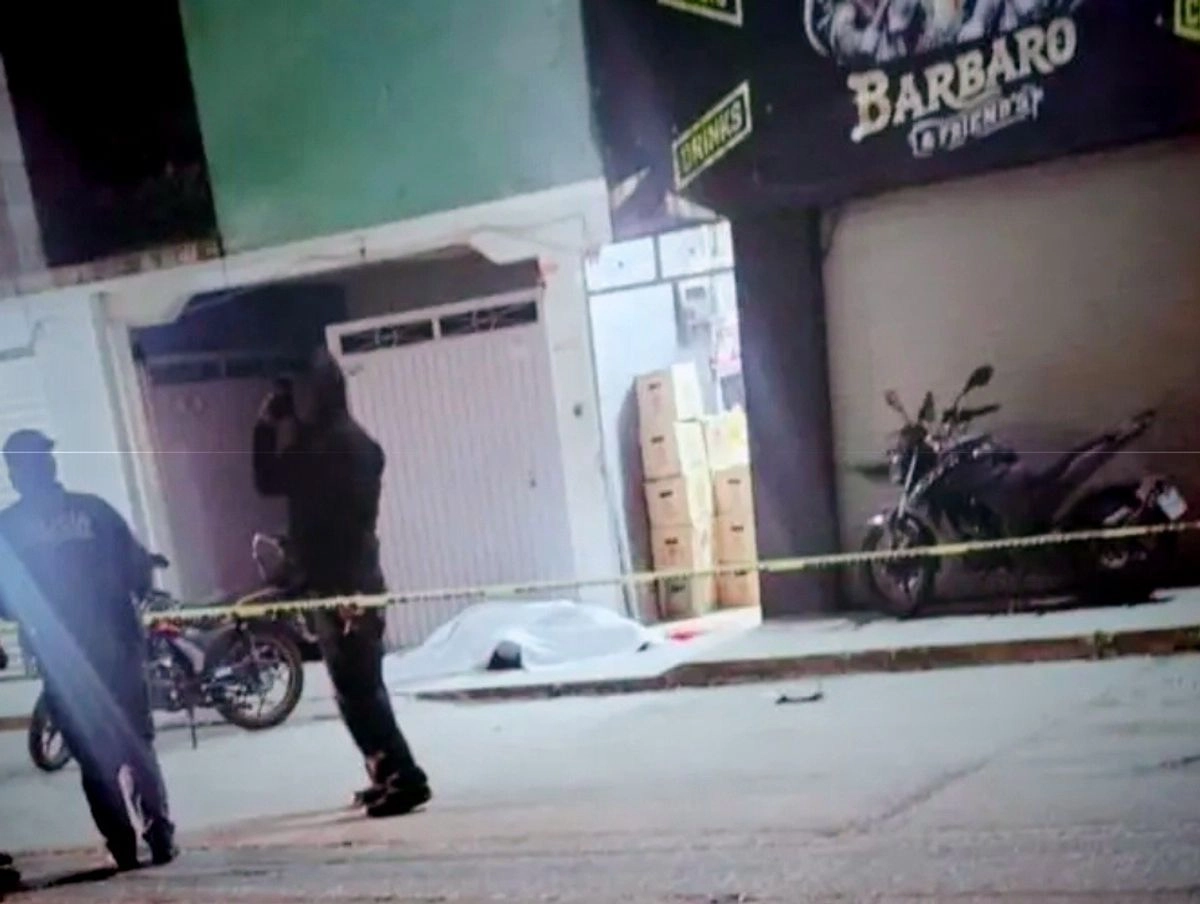 Sujetos abordo de una camioneta dispararon contra tres personas en las inmediaciones del bar "El Bárbaro", en el municipio hidalguense de Mixquiahuala de Juárez. Foto 
