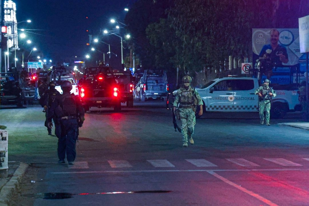 Según información de la Secretaría de Seguridad Pública, los hombres subieron hasta el tercer piso, donde se encuentra el bar “Barracruda” y dispararon contra un grupo de personas.