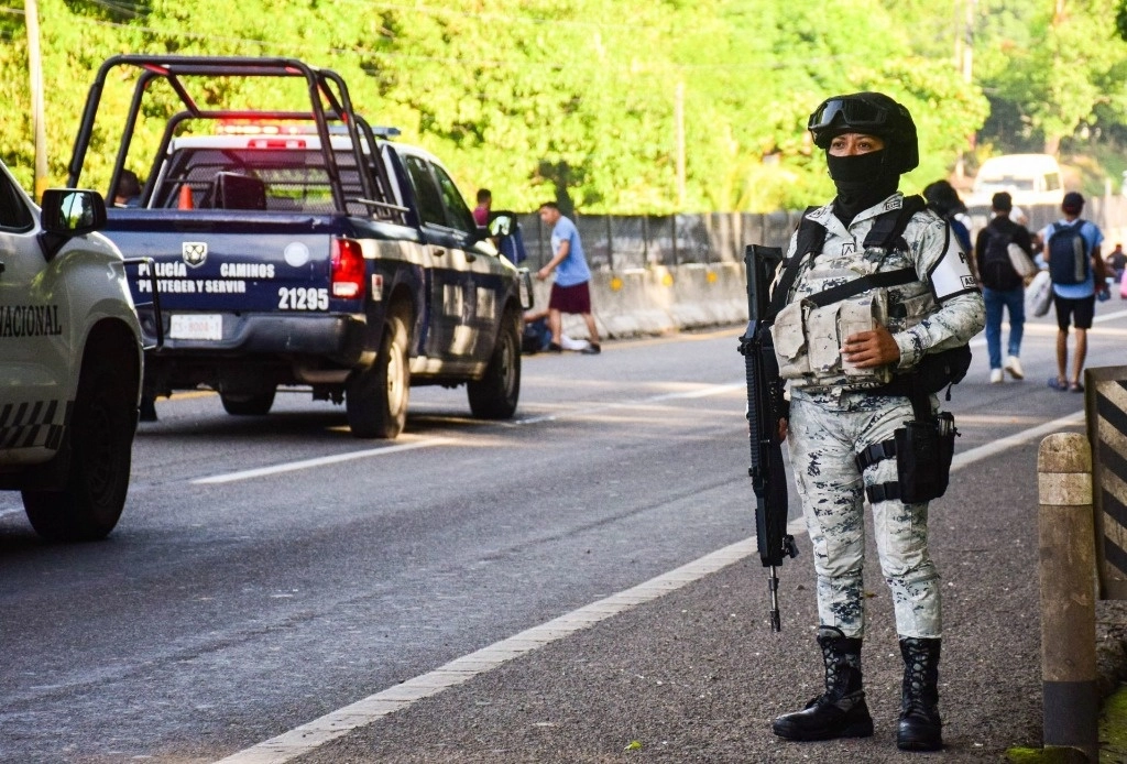 En la imagen, elementos de la GN y ejército mexicano escoltan a la caravana migrante que partió de Tapachula, Chiapas, el 23 de julio de 2024. Foto Cuartoscuro / Archivo   
