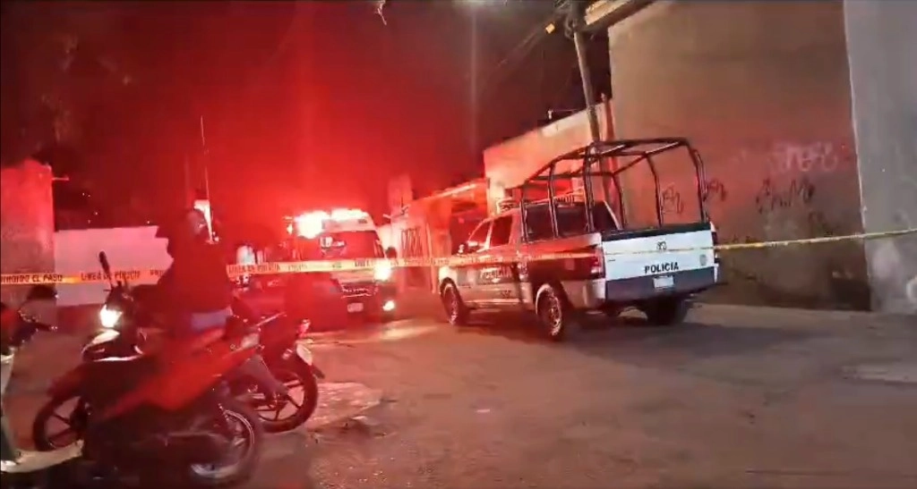 La zona fue acordonada y se solicitó la presencia del personal de Servicios Periciales para hacer el levantamiento del cadáver.