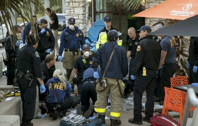 Paramédicos atienden a uno de los heridos por arma blanca afuera de un restaurante en Austin, Texas. Foto Ap 