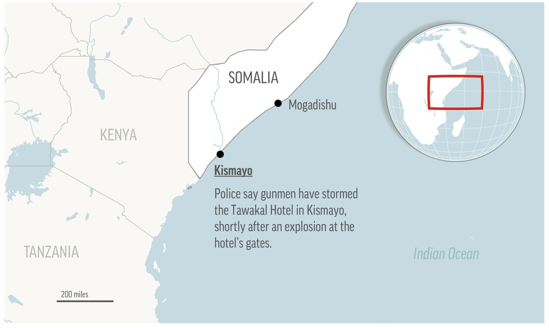 La policía dice que hombres armados irrumpieron en un hotel en el centro de la ciudad portuaria somalí de Kismayo, poco después de que un automóvil lleno de explosivos explotara en las puertas del hotel. Foto Ap
