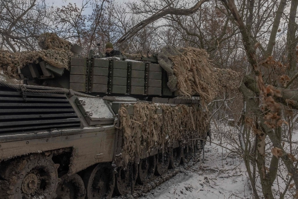 Tanque ucraniano de la 68 Brigada Jaeger se encuentra en la posición donde toman un descanso en los combates, cerca de Pokrovsk, en la región oriental de Donetsk, el 13 de diciembre de 2024. Foto Afp