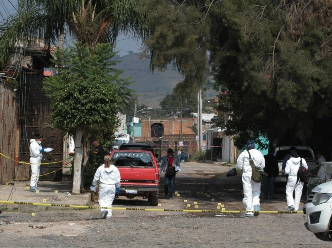Peritos del IJCF levantan indicios en la finca de Tonalá, Jalisco, donde esta madrugada se registró un ataque armado que dejó seis personas muertas y dos heridos. Foto Arturo Campos Cedillo