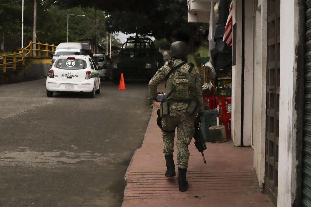 Elementos del Ejército mexicano resguardan el hospital donde atienden a migrantes lesionados en el ataque del pasado 02 de octubre de 2024 en el tramo del municipio de Huixtla y Villa Comaltitlán. Foto Damián Sánchez / Cuartoscuro / La Jornada