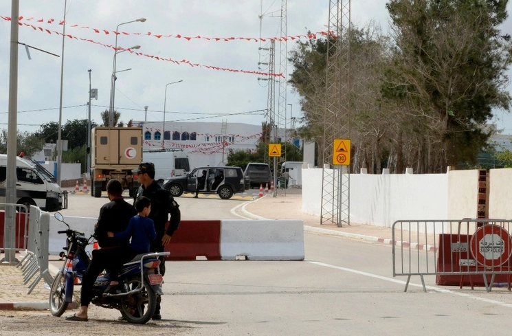 Un policía custodia alrededor de la sinagoga que sufrió un atentado en la isla tunecina de Yerba, el 10 de mayo de 2023. Foto Ap