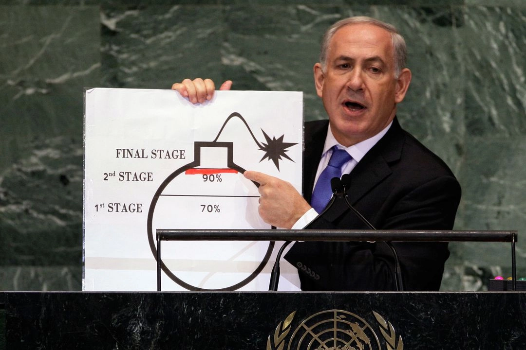 El primer ministro israelí, Benjamin Netanyahu, muestra una ilustración mientras describe sus preocupaciones sobre las ambiciones nucleares de Irán durante su discurso ante la 67.ª sesión de la Asamblea General de las Naciones Unidas en la sede de la ONU, el 27 de septiembre de 2012.  Foto