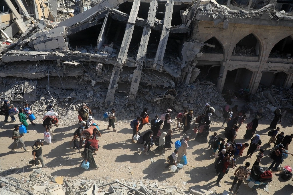 Habitantes de Jan Yunis, ciudad del enclave palestino, huyen hacia el oeste, luego de los bombardeos. Foto Xinhua