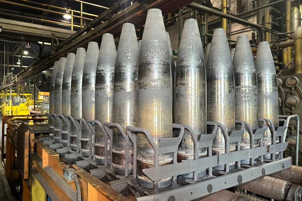 Un proyectil de artillería clave en la lucha de Ucrania contra Rusia, el obús de 155 mm, está en producción en la Planta de Municiones del Ejército de Scranton en Scranton, Pensilvania, el martes 27 de agosto de 2024. Foto Ap
