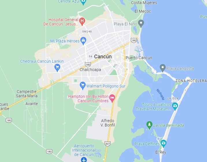 La balacera que dejó un muerto y siete heridos se registró en dos bares de la zona turística de Cancún. Foto Google Maps