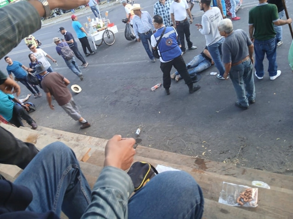 La persona asesinada fue identificada como Ángel Mario Pérez, escolta de Gabriel Ruvalcaba Andrade, hijo de la presidenta municipal de Villa de Álvarez, Esther Gutiérrez. Foto 'La Jornada'