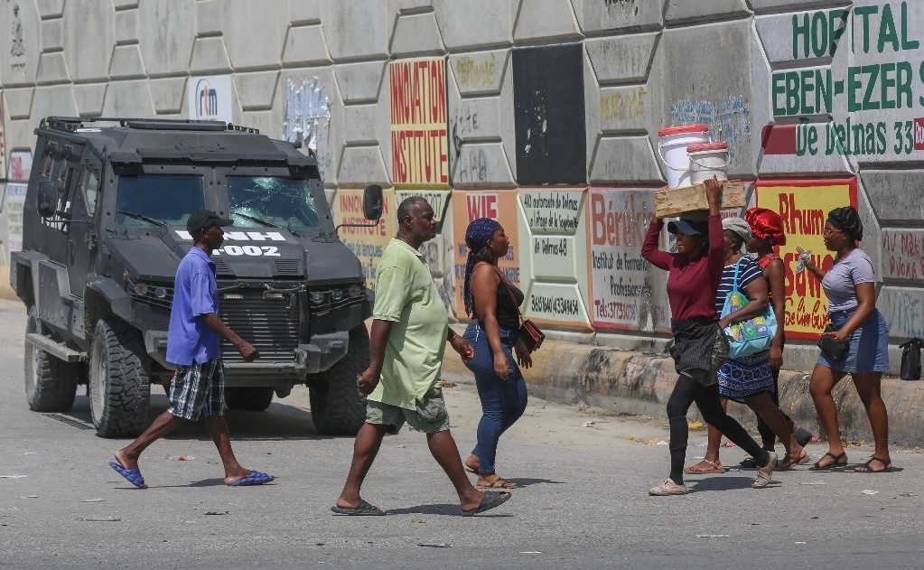 Patrulla blindada vigila calles de Puerto Príncipe, Haití, el 4de octubre de 2024. Foto Ap