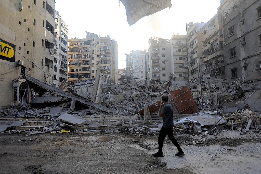 Ataque israelí en el barrio de Sfeir en los suburbios del sur de Beirut, Líbano, el 6 de octubre de 2024. Foto Afp