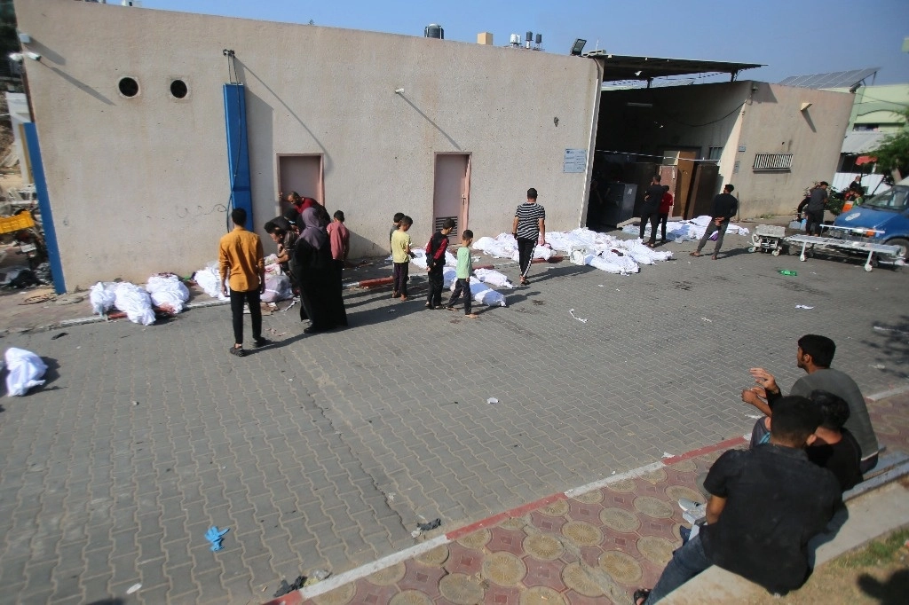 Cuerpos de las víctimas que yacen fuera de la morgue de un hospital en la ciudad de Gaza un día después de un ataque israelí en el campo de refugiados palestinos de Jabalia, el 1 de noviembre de 2023. Foto Afp 