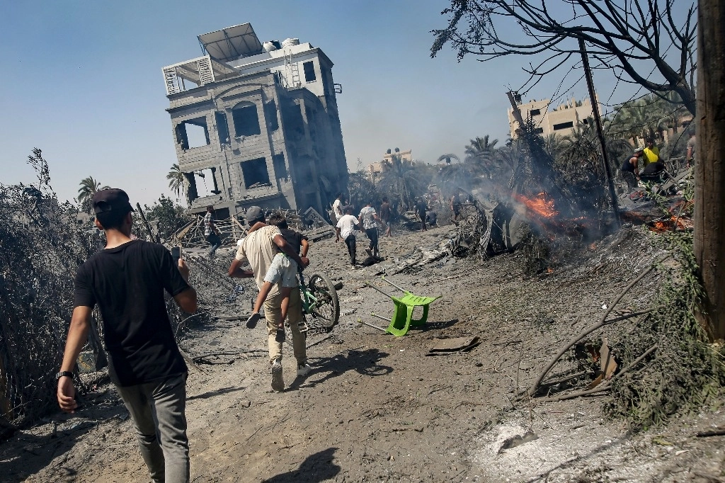Los palestinos evacuan de un sitio afectado por un bombardeo israelí en Khan Younis, sur de la Franja de Gaza, el sábado 13 de julio de 2024.Foto Ap