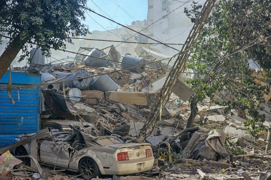 Destrucción dejada por misiles israelíes en el barrio de Haret Hreik, al sur de Beirut. Foto Afp