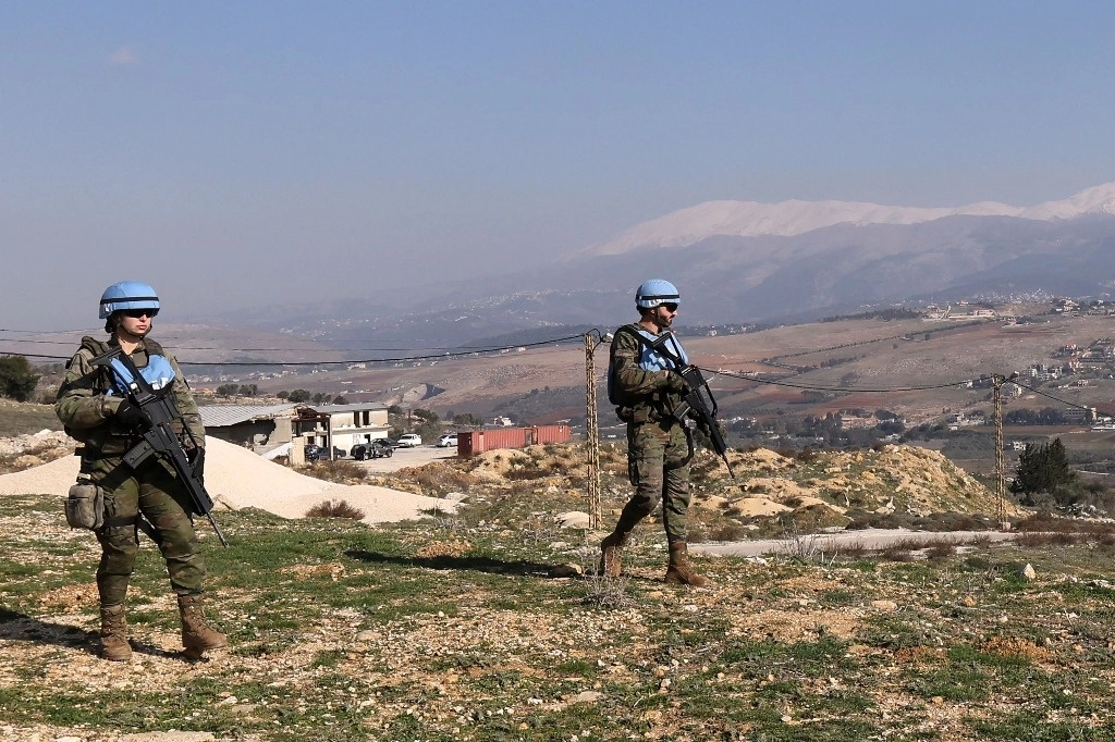 Las fuerzas de mantenimiento de paz de la ONU (Finul) patrullan en la aldea de Marjayoun, en el sur del Líbano, cerca de la frontera con Israel, el 7 de enero de 2025. Foto Afp