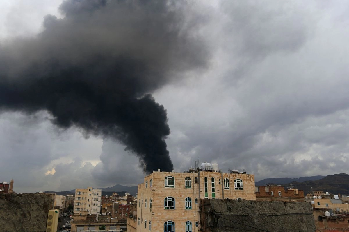 Los rebeldes hutíes de Yemen informaron que Israel bombardeó una estación de una empresa petrolera y una central eléctrica en la capital Saná. Foto 