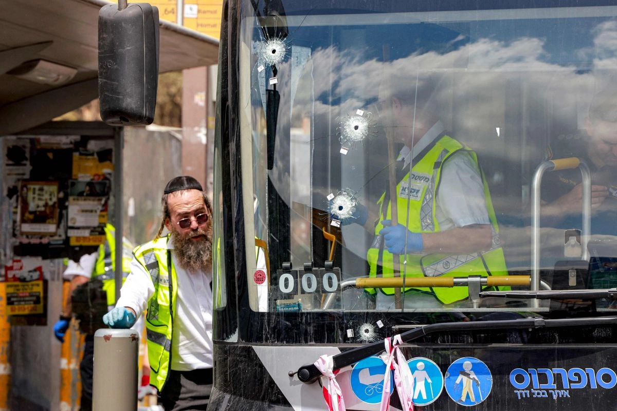 Miembros de los servicios de emergencia ZAKA de Israel recogen muestras en el lugar de un tiroteo en el cruce de la carretera Ramot, en Jerusalén Oriental, anexionada por Israel, el 8 de septiembre de 2025. Foto