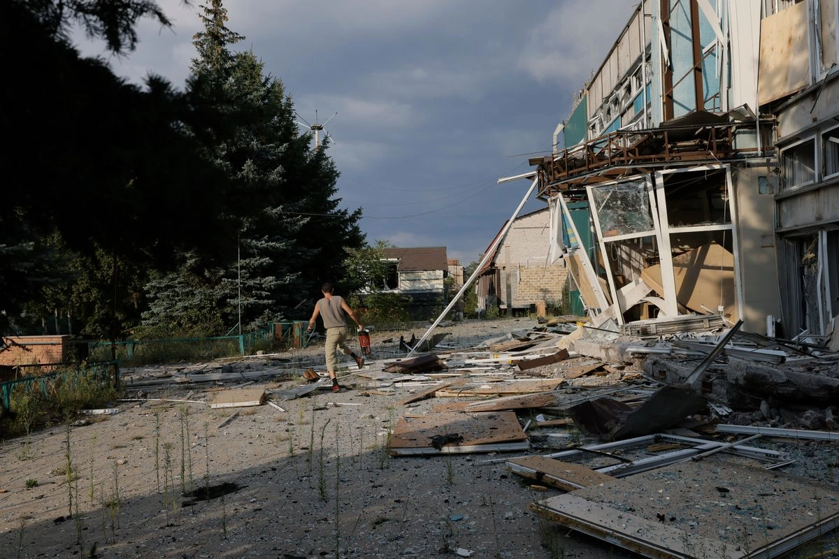 Un residente local corre por una calle dañada en la ciudad de Kostiantynivka, lugar de intensas batallas con las tropas rusas en la región de Donetsk, Ucrania, el 26 de agosto de 2025.