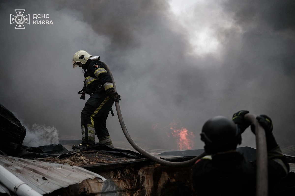 Bomberos asisten un incendio en Kiev, Ucrania tras bombardeo ruso, el 25 de octubre de 2025. 