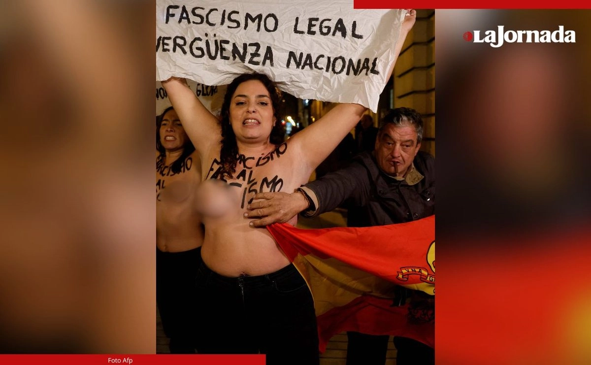 Dos activistas del colectivo feminista Femen, conocido por sus protestas con los senos al desnudo, se apostaron ayer a las puertas de la parroquia de los Doce Apóstoles, en Madrid, España, antes de la misa por el 50 aniversario de la muerte de Francisco Franco. Mientras gritaban "¡al fascismo ni honor ni gloria!" con sus pancartas en alto, un simpatizante del dictador manoseó el pecho de ambas. 

