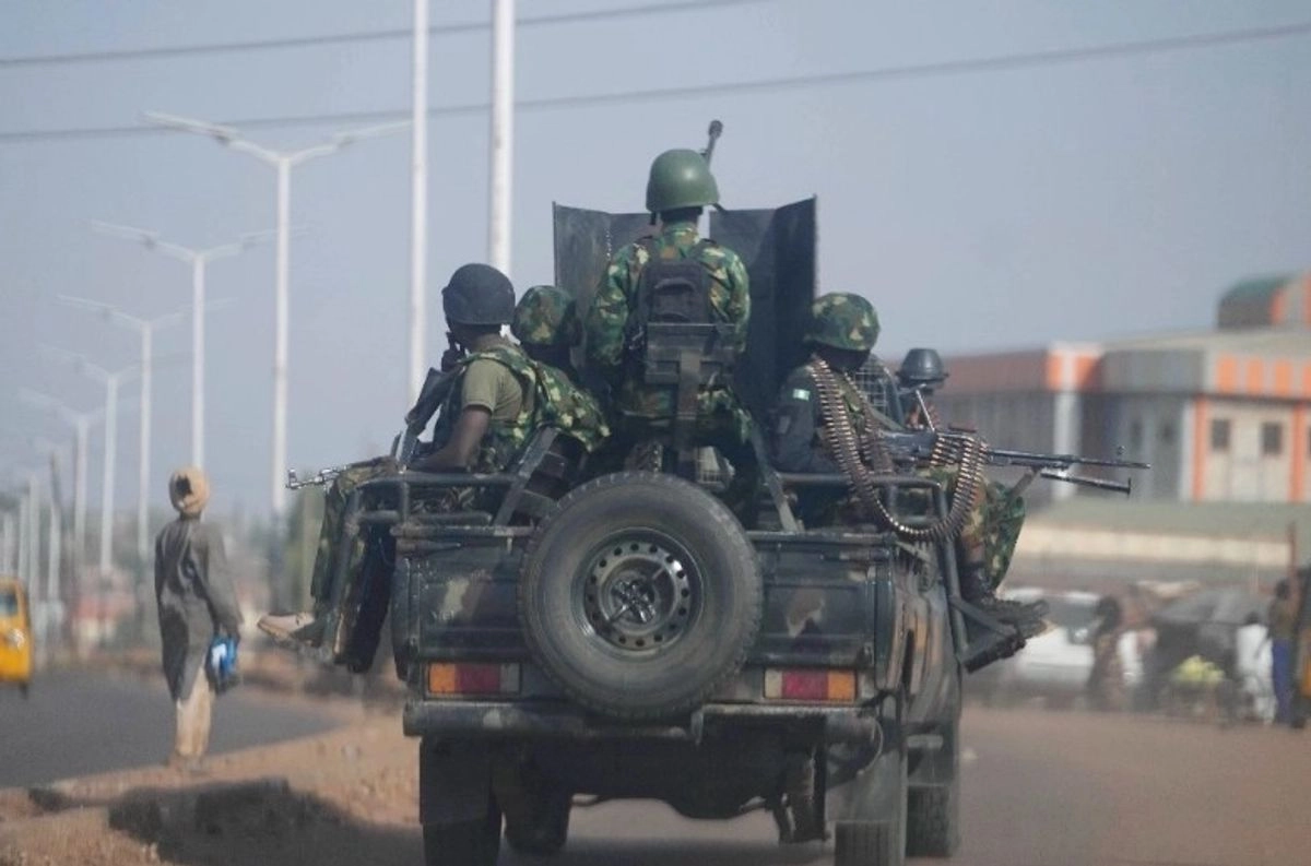 El ejército de Nigeria patrulla a lo largo de la zona de Kaduna Birnin Gwari en Nigeria.