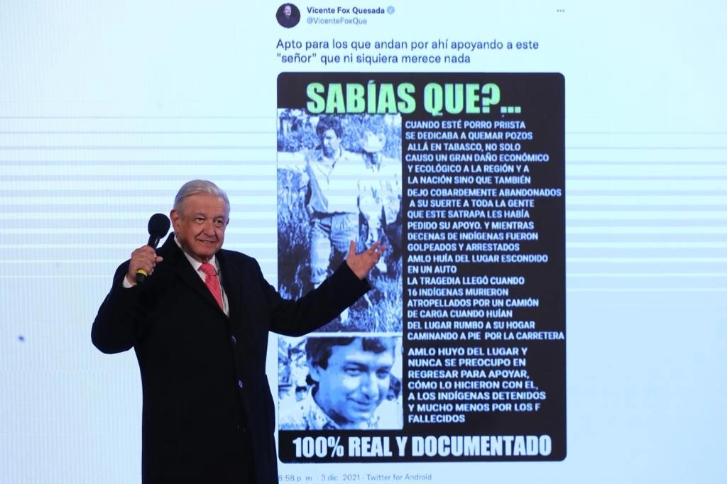 El presidente López Obrador mostró un tuit replicado por el ex presidente Vicente Fox, en el cual supuestamente en sus orígenes como opositor, en Tabasco, “abandonó” los indígenas en una movilización y 16 murieron. "Todo ello es falso: nunca quemé un pozo petrolero, nunca he huido ni  tampoco murieron personas en las protestas que encabecé", dijo. Foto Roberto García Ortiz 