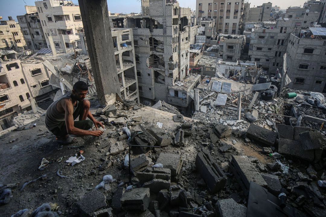 Un palestino en una vivienda destruida tras un ataque aéreo israelí en el campamento de refugiados de al-Shati, en el oeste de la Ciudad de Gaza, el 5 de julio de 2025.