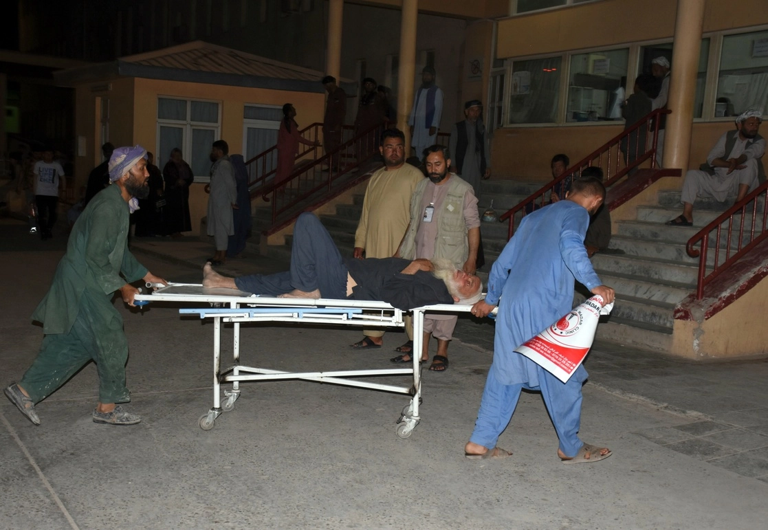 Trasladan a un hospital a uno de los heridos en la explosión registrada en Mazar-e-Sharif, al norte de Afganistán. Foto Ap