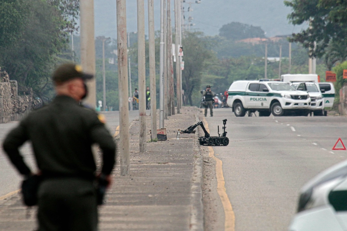 Elementos de la unidad antiexplosivos observan cómo una máquina desactiva una bomba en una calle de Cúcuta, Colombia, el 23 de febrero de 2022. Foto Afp