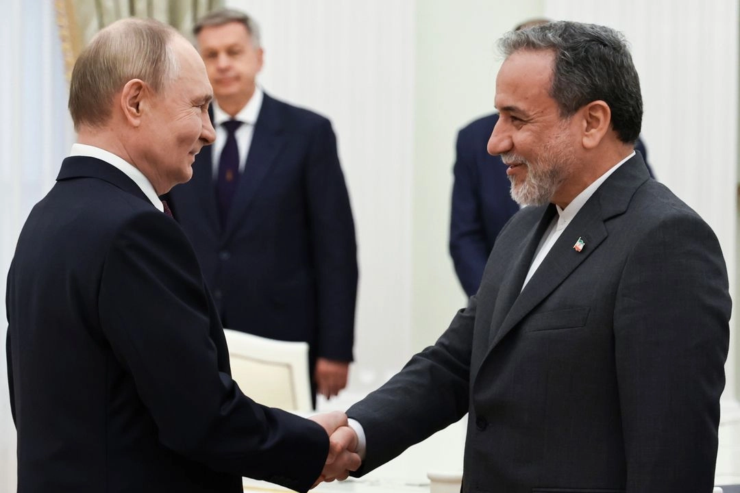 El presidente ruso, Vladimir Putin (izquierda), saluda al ministro de Asuntos Exteriores iraní, Abbas Araghchi, antes de su diálogo en el Kremlin, en Moscú, Rusia, el lunes 23 de junio de 2025.