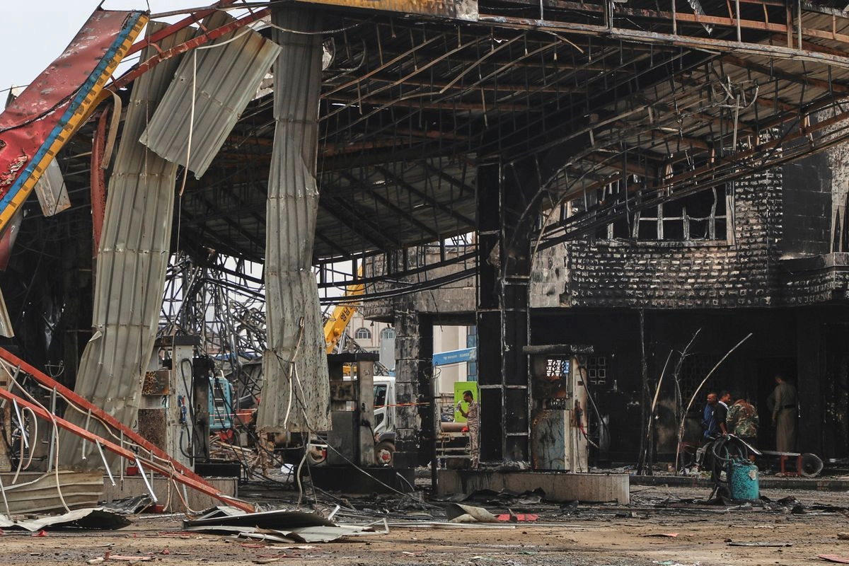 Aspectos de una gasolinera dañada por los ataques aéreos israelíes en Saná, Yemen, el 25 de agosto de 2025. Foto