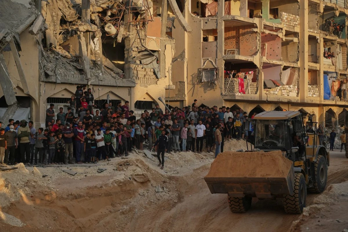 Hamas comunicó que usó excavadoras para buscar restos de los cautivos en Hamad, un complejo de torres de apartamentos en Jan Yunis, que fue arrasado por la ofensiva de Israel. Foto 