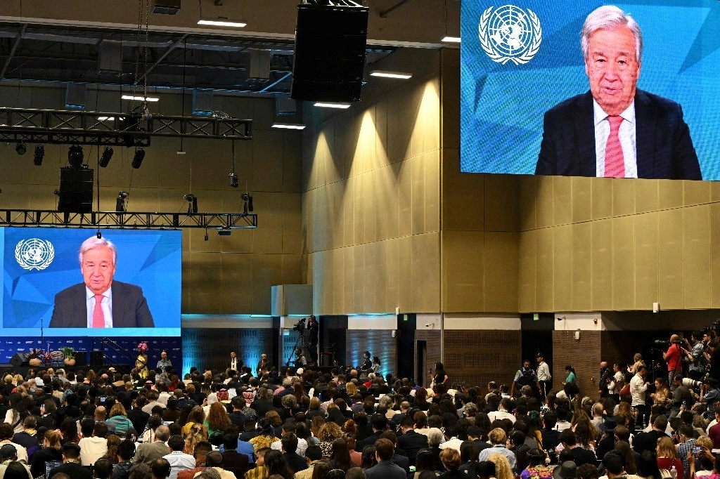 El mensaje del jefe de la ONU, Antonio Guterres, se proyecta en pantallas gigantes durante la ceremonia de apertura de la cumbre COP16 en Cali, Colombia, el 20 de octubre de 2024. Foto Afp