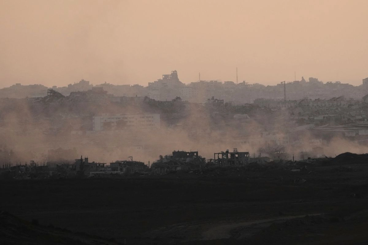 El humo y el polvo del bombardeo israelí en el norte de la Franja de Gaza se elevan sobre los edificios cerca de la frontera entre Israel y Gaza, vistos desde el sur de Israel, el lunes 14 de julio de 2025. Foto