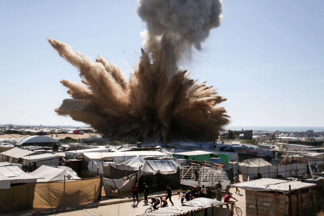 Bombardeo israelí en un campamento para palestinos desplazados en el norte de Khan Yunis, en el sur de la Franja de Gaza, el 19 de abril de 2025.