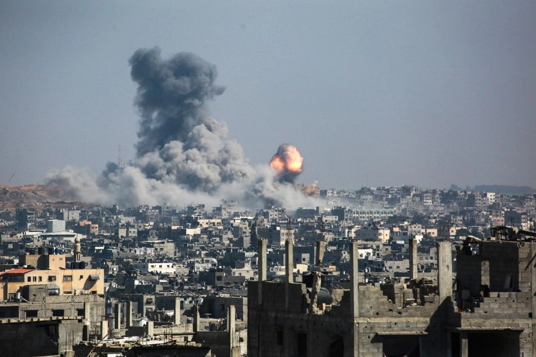 Bombardeo israelí en el barrio de Tuffah, al este de la ciudad de Gaza, el 18 de junio de 2025. Foto 