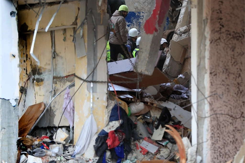 Rescatistas remueven los escombros de un edificio tras los ataques aéreos israelíes de ayer sobre Nabatiyeh, en Líbano. Foto Ap
