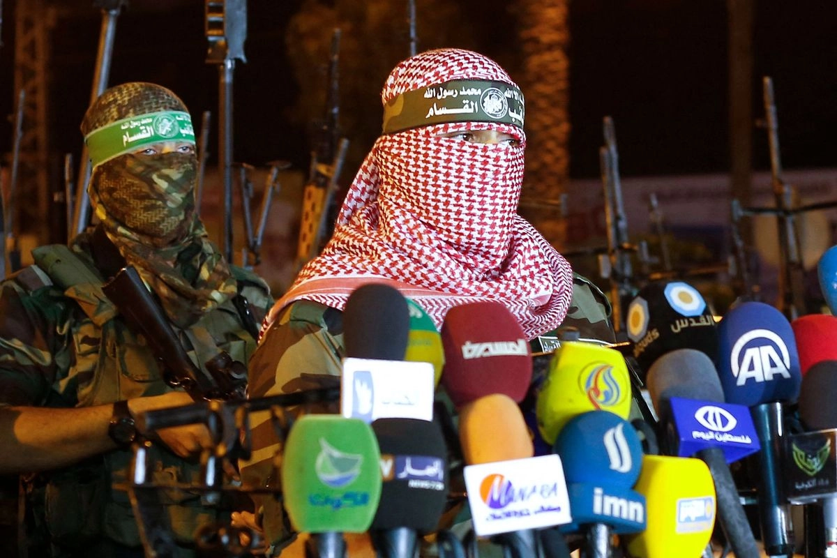 Abu Obeida, vocero de Hamas habla con la prensa en julio de 2015; informó el ministro de Defensa israelí, Israel Katz, que el miembro del grupo paletino fue eliminado por la agencia de seguridad interna Shin Bet y las Fuerzas de Defensa. Foto 